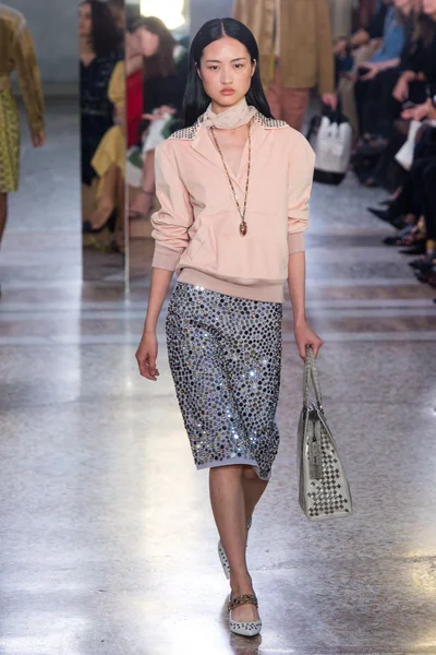 Look 10